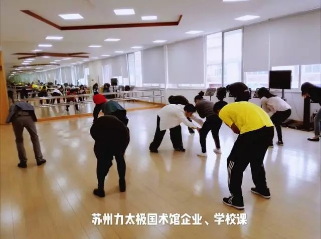 學(xué)員動(dòng)作不規(guī)范，老師去指導(dǎo)